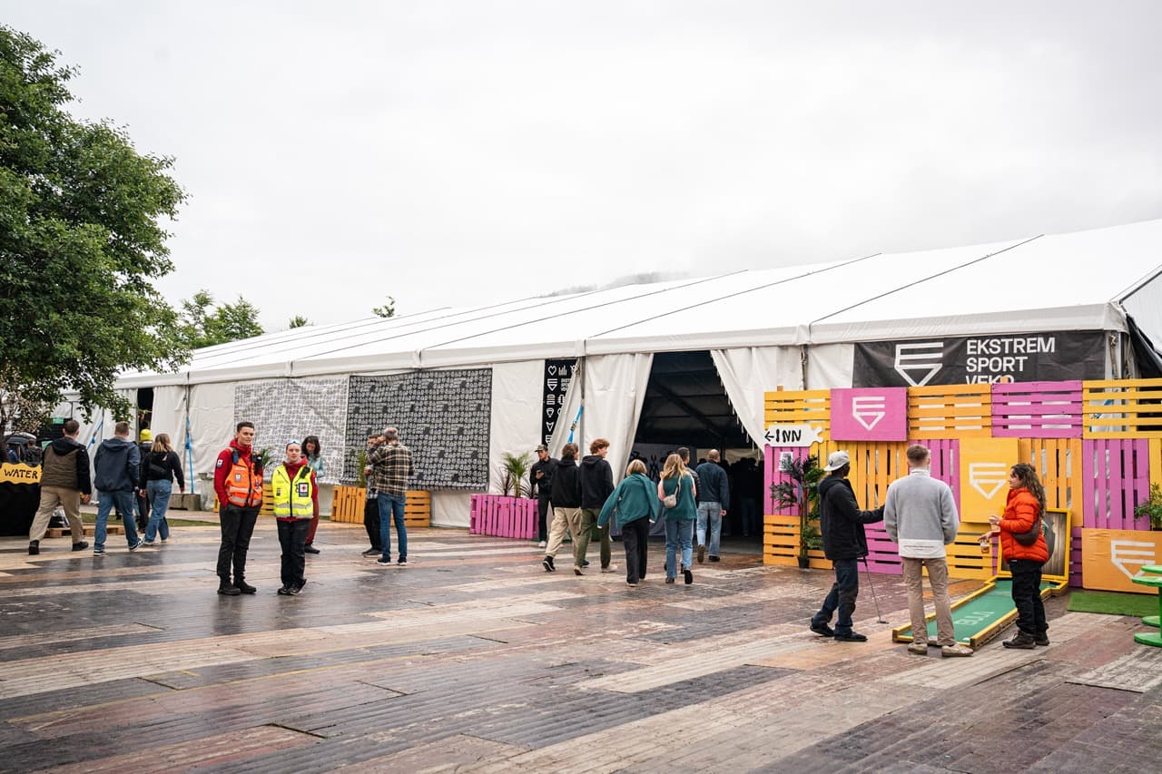 Stort rammetelt og festivaldeltakere på Ekstremsportveko
