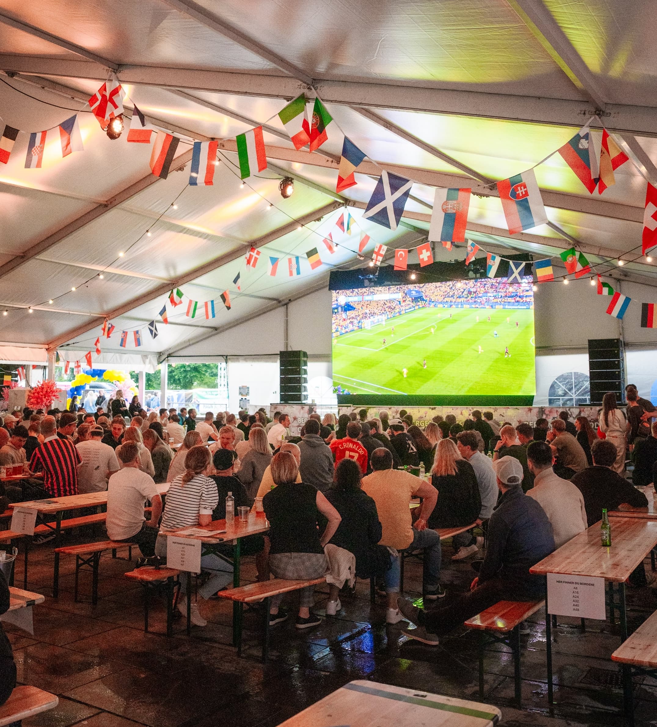 Fotballfestivalen på Festplassen, med stoler og bord til leie, partytelt, bord og benkesett, bar barrikader, toaletter og urinaler