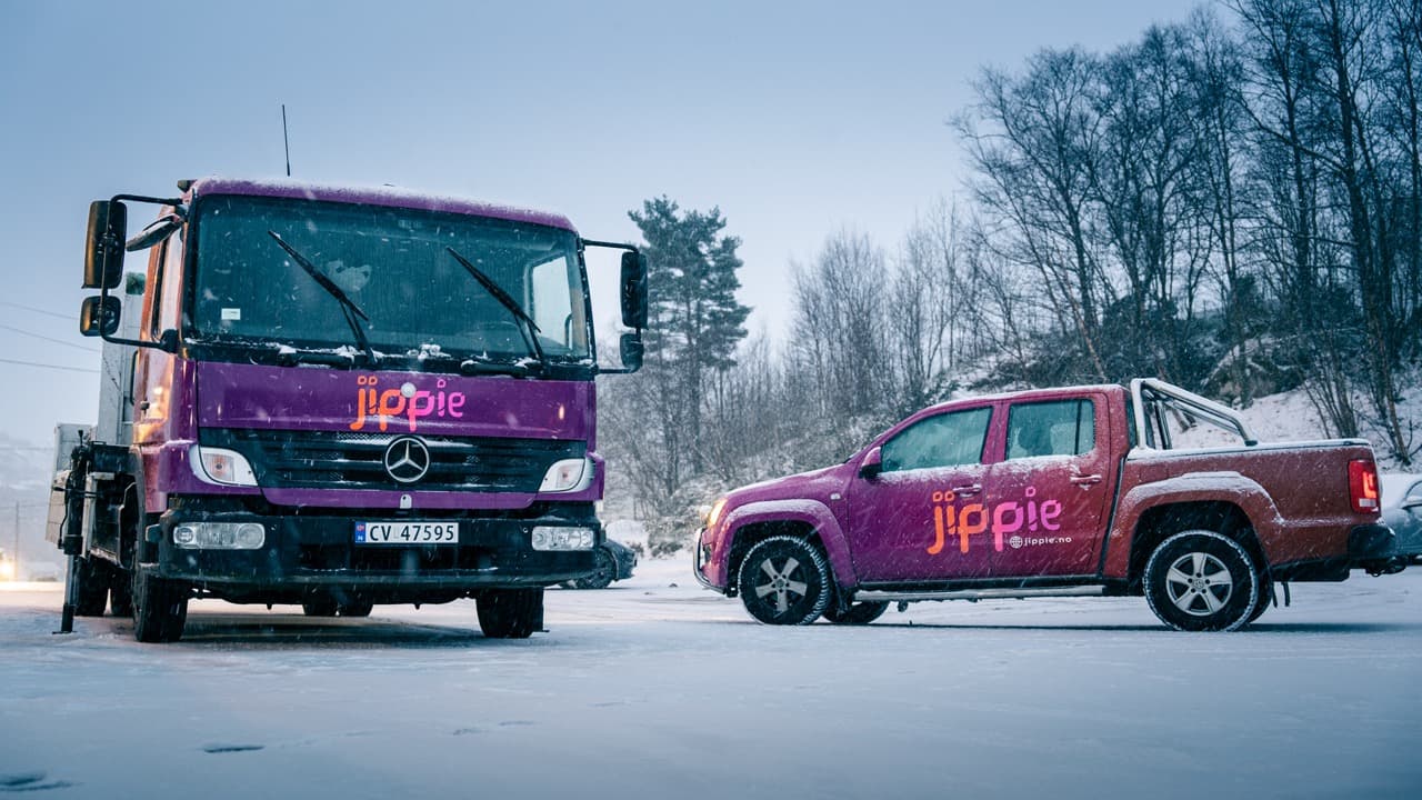Jippie kjøretøy under opprigg av utleide partytelt