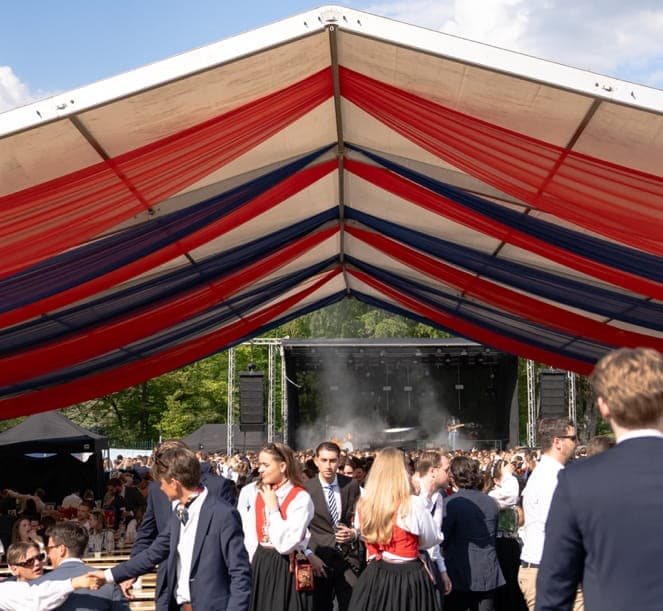 Folksomt i 20m bredt rammetelt til leie på Ja vi Elsker Bergen på Marineholmen, sammen med leie av festivaltoaletter, pissoarer, toalettvogner, bar barrikader og bord og benkesett