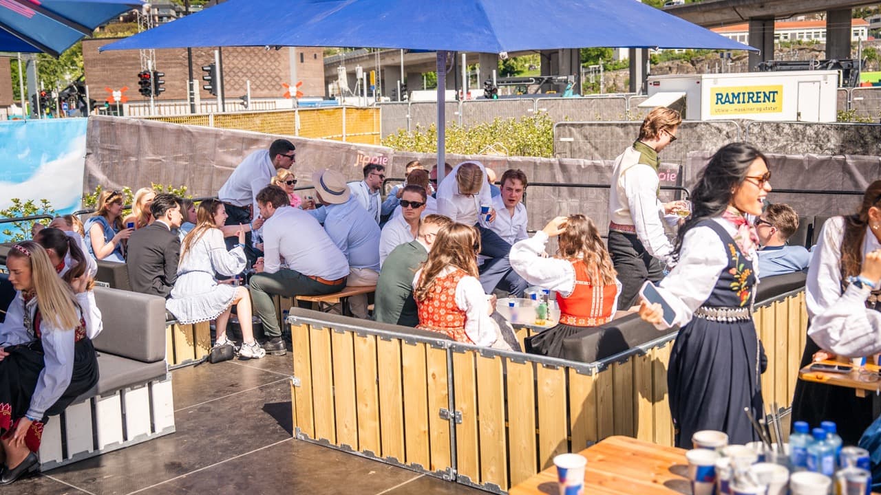 Tregulv og barbarrikader til utleie på Tysnefest