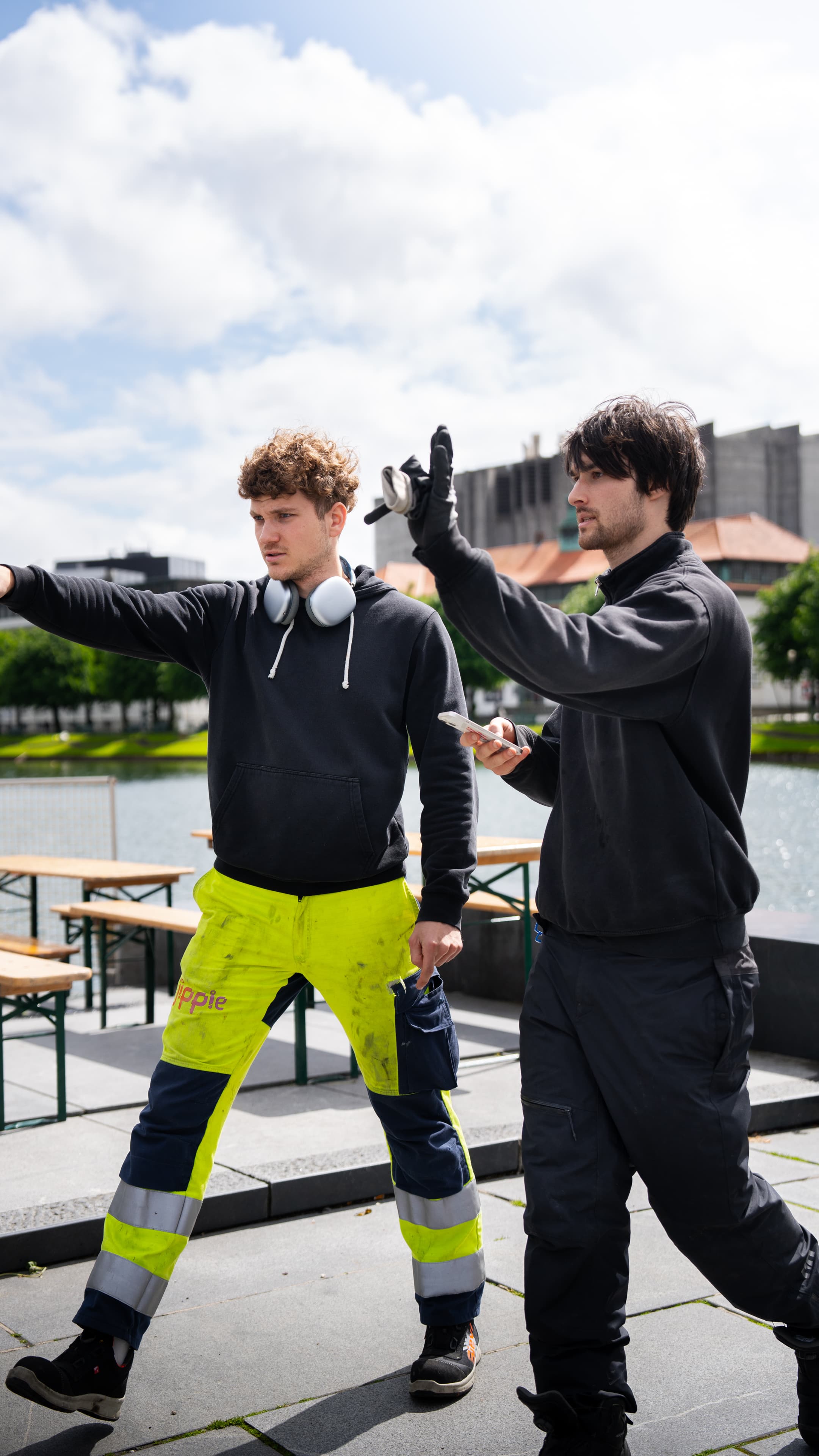 Pride på Festplassen, med bergen teltutleie, leie av festivaltoaletter, urinaler, leie av lounge sofa, leie av toalettvogn, leie av bord og benkesett, bar-barrikader og varmevifter