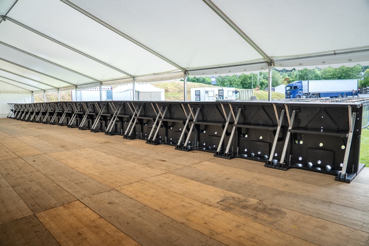 Tregulv og barbarrikader til utleie på Tysnefest