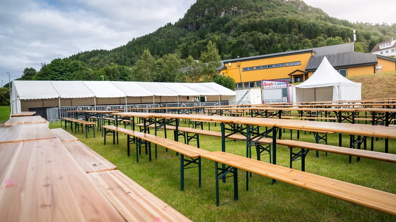 Bord og benkesett til utleie på Tysnesfest