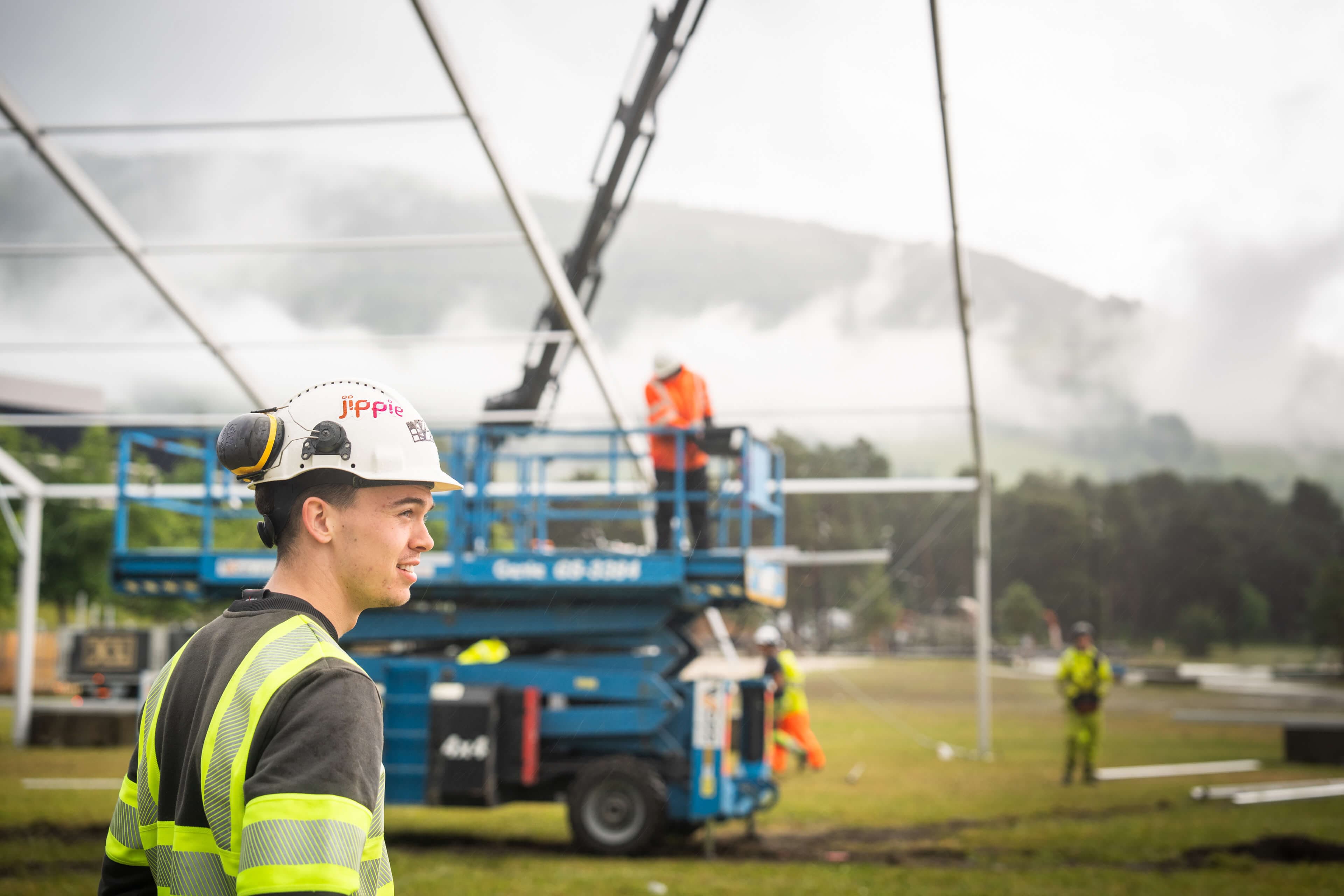 Montør under rigging av stort rammetelt