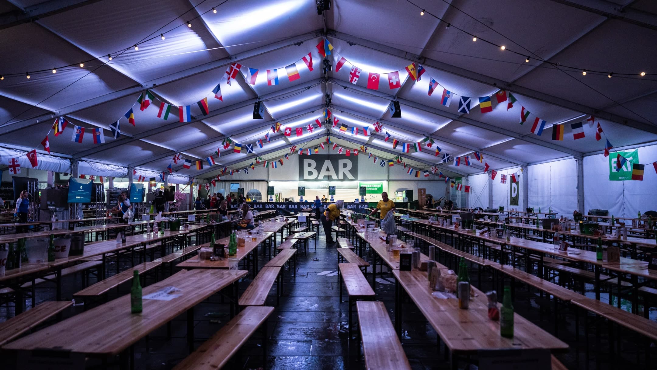 God stemning i det utleide partyteltet i Bergen Sentrum, sammen med utleide festivaltoaletter, urinaler, festivalhåndvasker, bord og benkesett og bar-barrikader