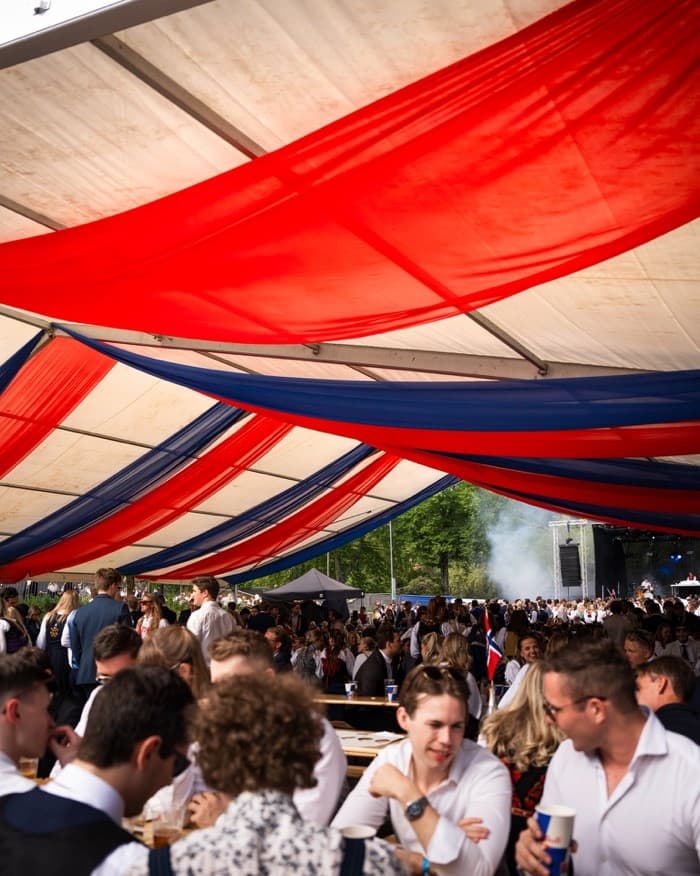 God stemning i Jippie partyteltet på 17. mai på Marinehallen, sammen med bord og benkesett, vip sofa lounger, utleide toalettbåser, toalettvogner, urinaler, cocktailbord og bar barrikader.