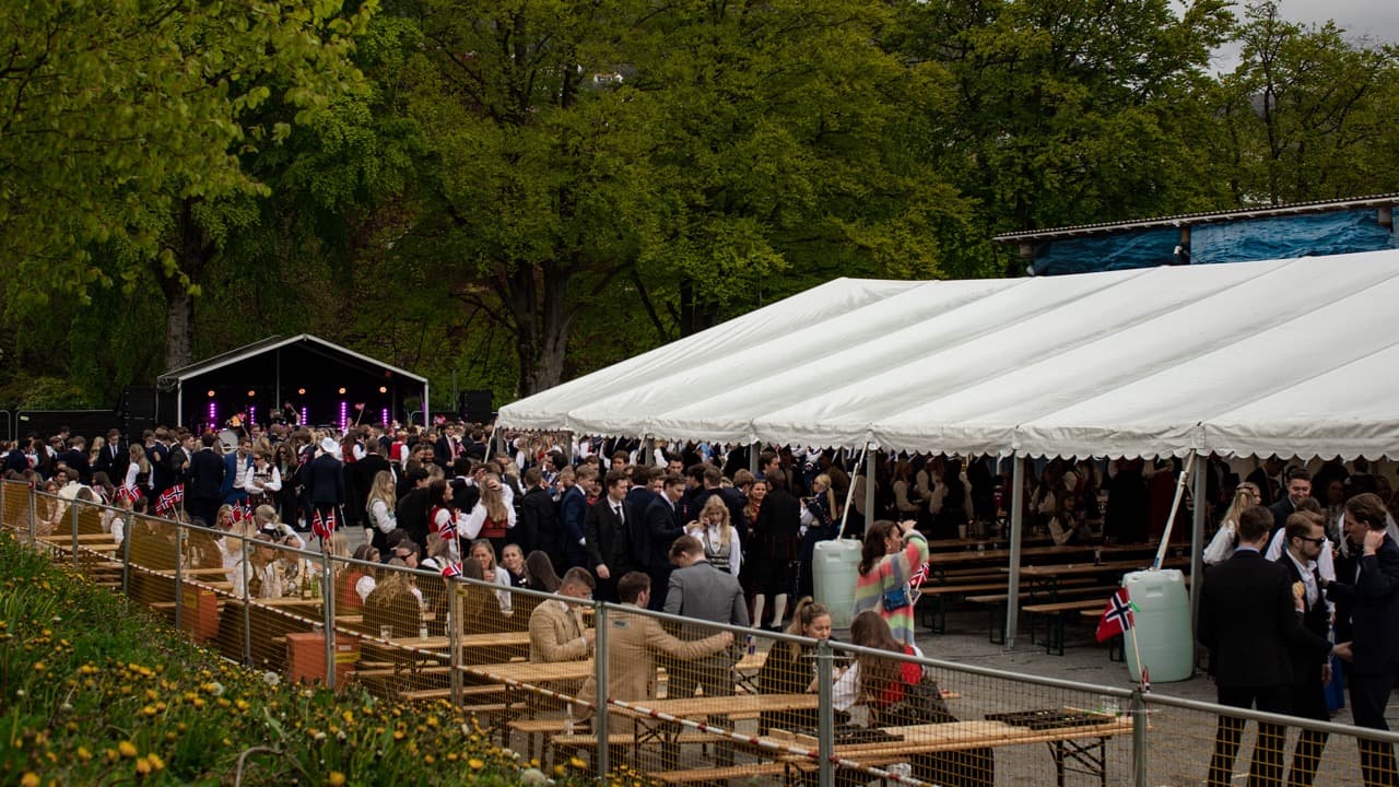 Telt til leie på Ja, vi Elsker Bergen arrangementet på Marinehallen i Bergen sentrum 17. mai 2023