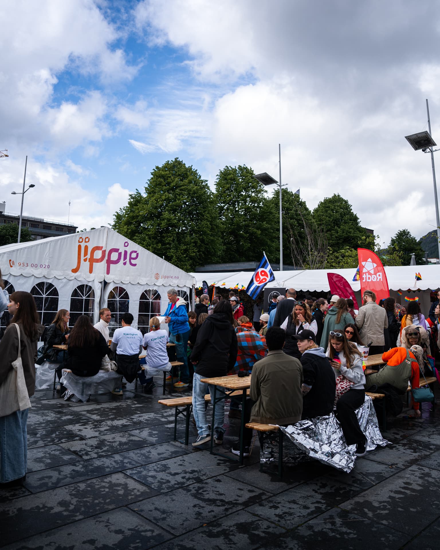 Pride park i Bergen sentrum Festplassen, med leid partytelt, bord og benkesett, lounge sofa cocktailbord, varmevifter, toaletter og urinaler