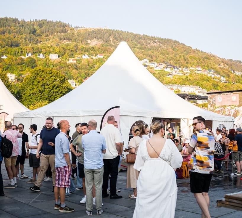 Utleid partytelt med bord og benkesett