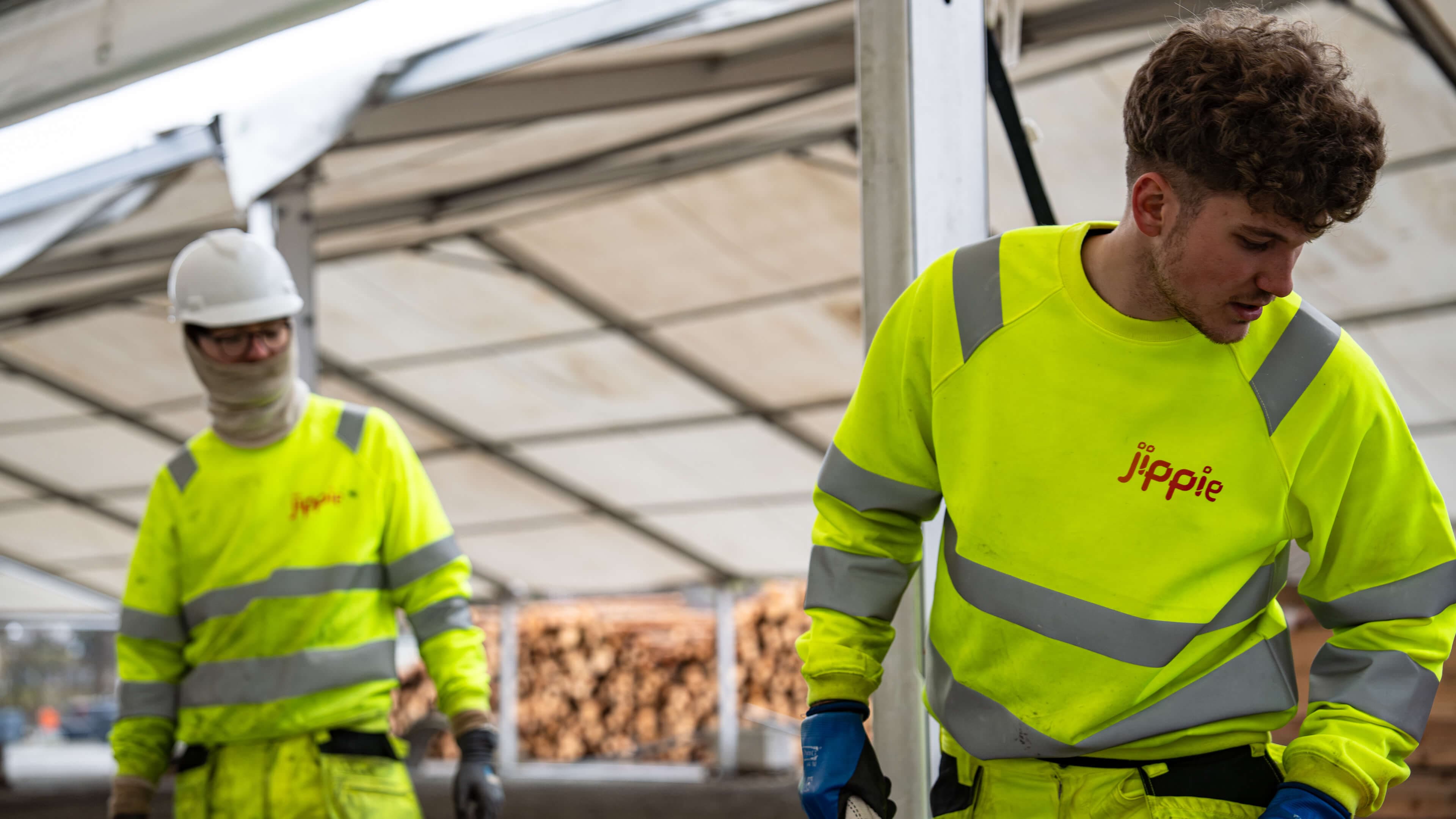Montører under montering av eventutstyr