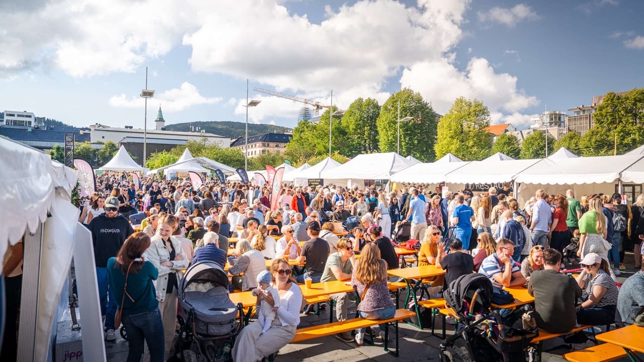 Folksomt rundt telt på Matfestivalen
