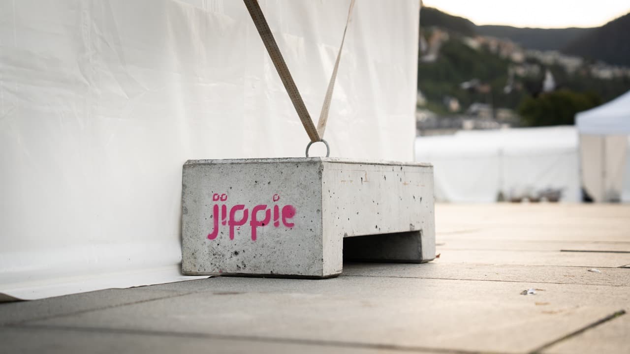 Nærbilde av betonglodd med stropper festet