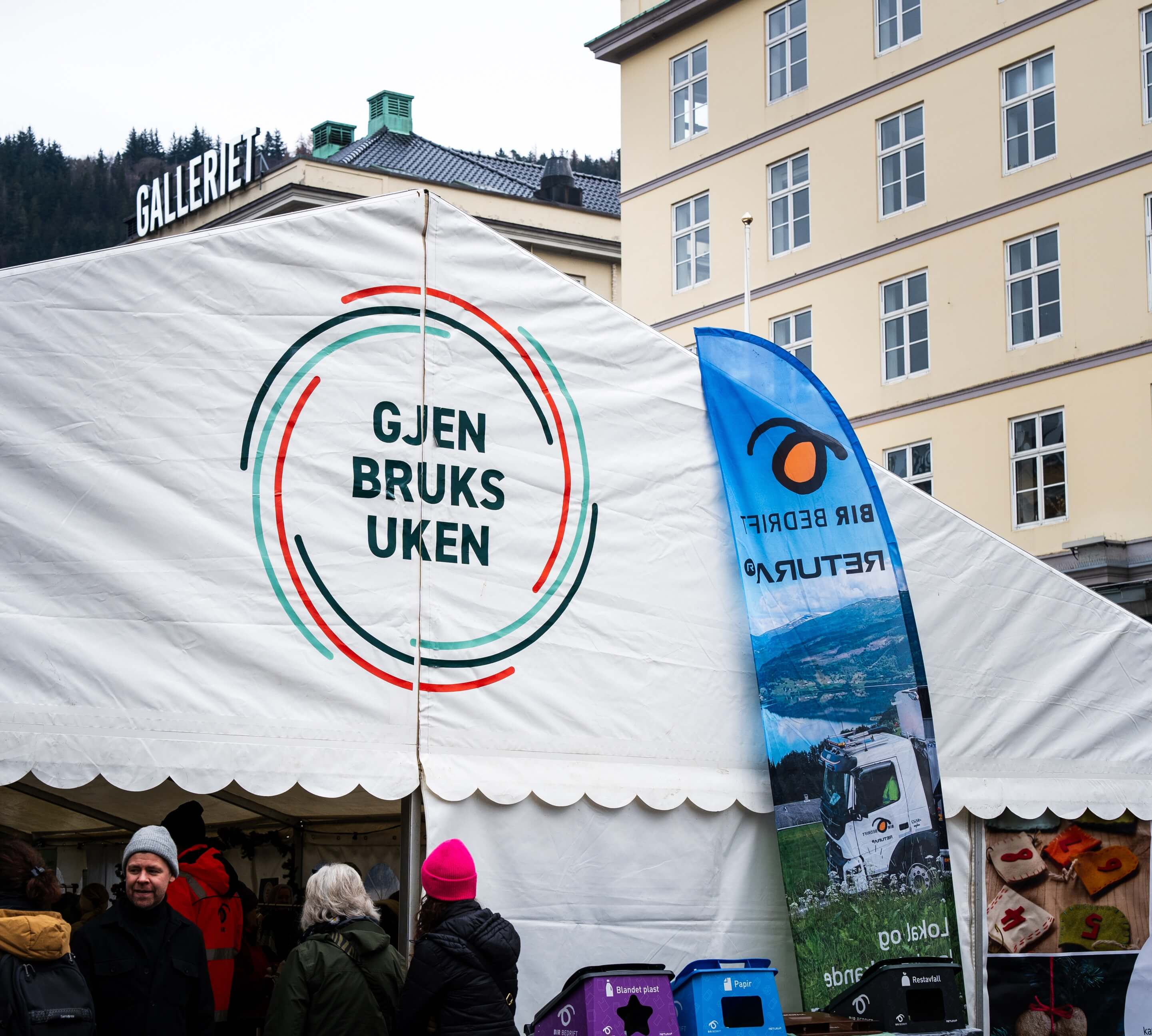 Telt med trykket gavlplate, på Torgalmenningen i Bergen