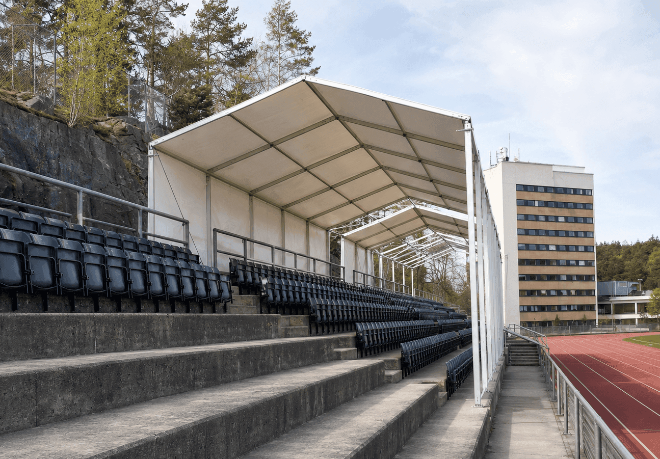 Høye teltben på oppsatt rammetelt over tribune
