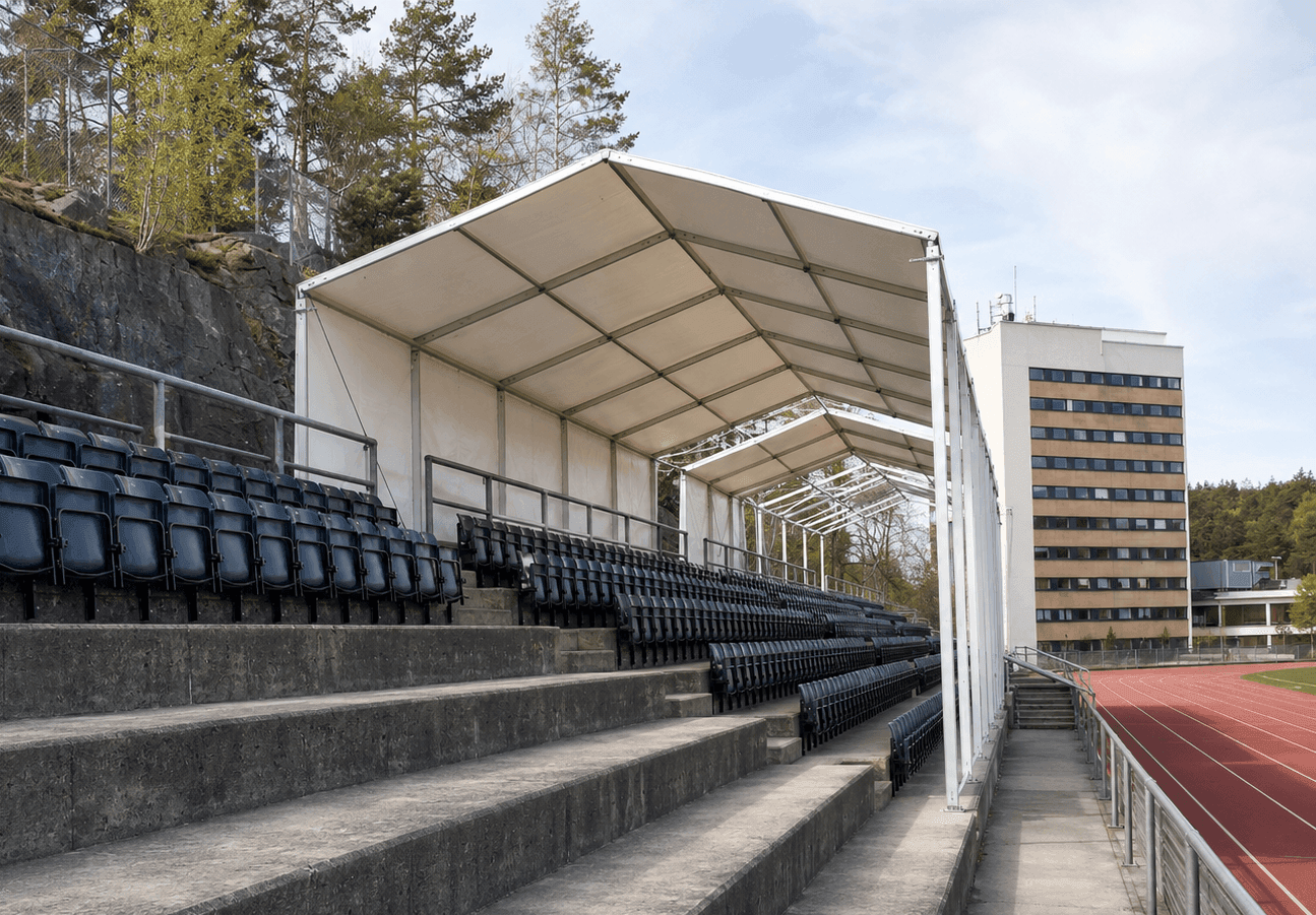 Høye teltben på oppsatt rammetelt over tribune