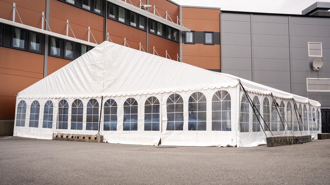 12m bredt partytelt til leie i Bergenå