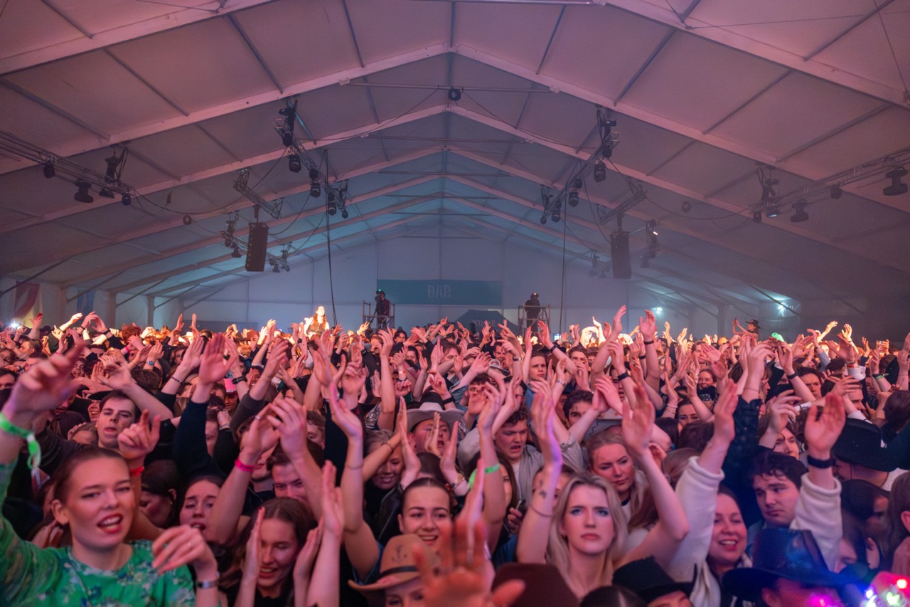 Arrangement i stort telt.